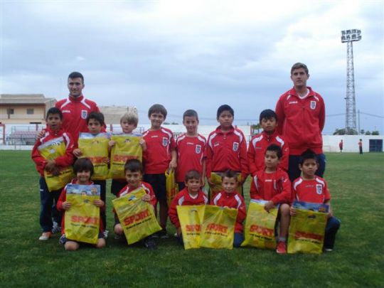 LA PB TOTANA ENTREGA REGALOS AL EQUIPO BENJAMIN DE LA EF TOTANA