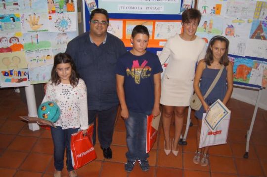 LA PEA BARCELONISTA DE TOTANA Y LA CONCEJALA DE ATENCIN SOCIAL ENTREGAN LOS PREMIOS DEL CONCURSO DE DIBUJO 