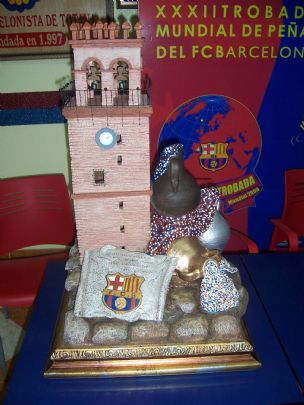 EL MONUMENTO DE LA XXXII TROBADA MUNDIAL DE PEAS DEL FCB EMPIEZA A TOMAR FORMA A TAMAO REAL 