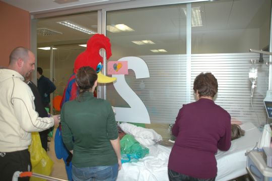 LA PB TOTANA REPARTE REGALOS A MAS DE 100 NIOS EN EL HOSPITAL VIRGEN DE LA ARRIXACA DE MURCIA