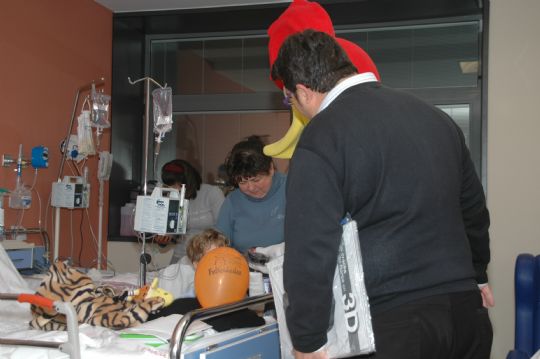 LA PB TOTANA REPARTE REGALOS A MAS DE 100 NIOS EN EL HOSPITAL VIRGEN DE LA ARRIXACA DE MURCIA