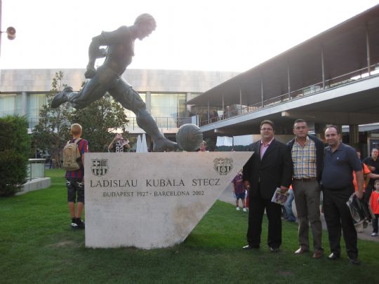 LA PB TOTANA CON LA ESCULTURA DE 