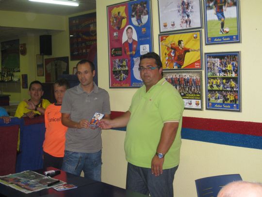 ANDRES INIESTA VISITO EL LOCAL SOCIAL DE LA PB TOTANA