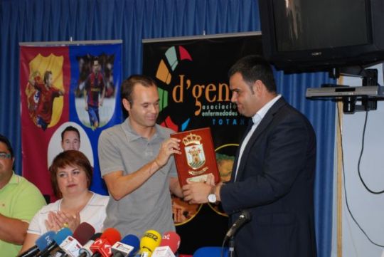 ANDRES INIESTA VISITO EL LOCAL SOCIAL DE LA PB TOTANA