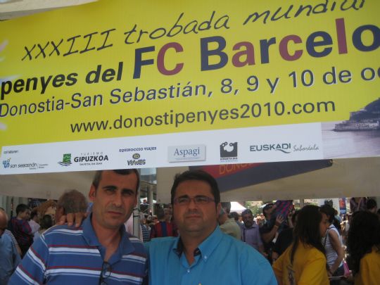 LA PB TOTANA  VISITA EL STAND DE DIFUSION DE  LA XXXIII TROBADA MUNDIAL DE PEAS BARCELONISTAS QUE SE CELEBRARA EN SAN SEBASTIAN 