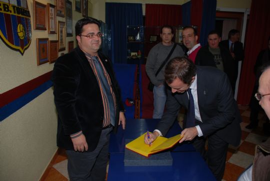 SANDRO ROSELL, PRESIDENTE DEL FC BARCELONA, VISITA EL LOCAL SOCIAL DE LA PB TOTANA Y FIRMA EN SU LIBRO DE ORO