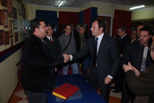 SANDRO ROSELL, PRESIDENTE DEL FC BARCELONA, VISITA EL LOCAL SOCIAL DE LA PB TOTANA Y FIRMA EN SU LIBRO DE ORO