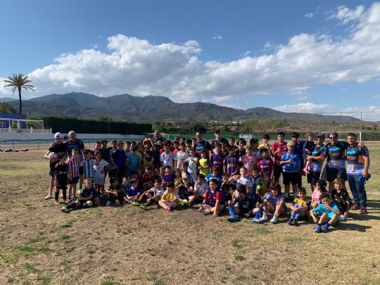 Mas de 150 nios y nias participan en la escuela deportiva organizada por la Pea Barcelonista de Totana y la Asociacin Deportiva Santa Eulalia