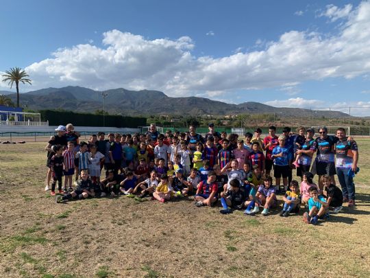 Mas de 150 nios y nias participan en la escuela deportiva organizada por la Pea Barcelonista de Totana y la Asociacin Deportiva Santa Eulalia