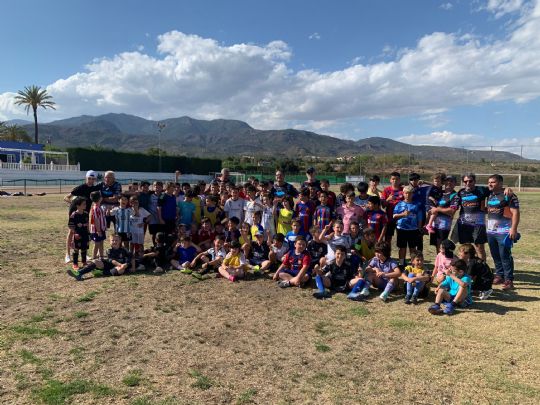 Mas de 150 nios y nias participan en la escuela deportiva organizada por la Pea Barcelonista de Totana y la Asociacin Deportiva Santa Eulalia