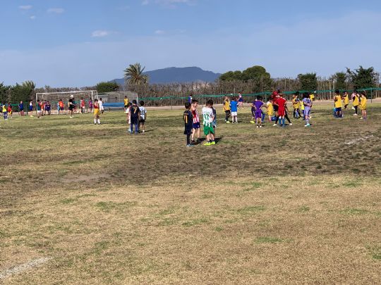 Mas de 150 nios y nias participan en la escuela deportiva organizada por la Pea Barcelonista de Totana y la Asociacin Deportiva Santa Eulalia